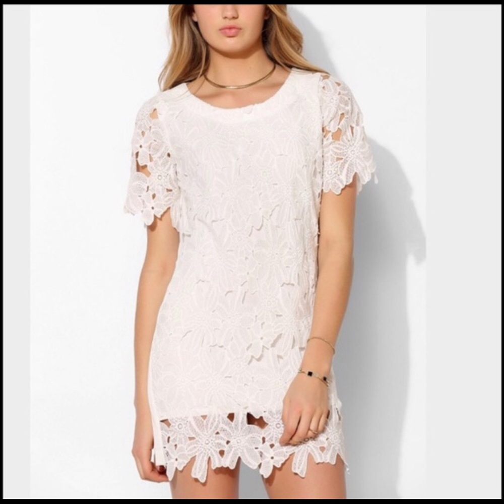 J.O.A Daisy Lace Short-Sleeve Dress